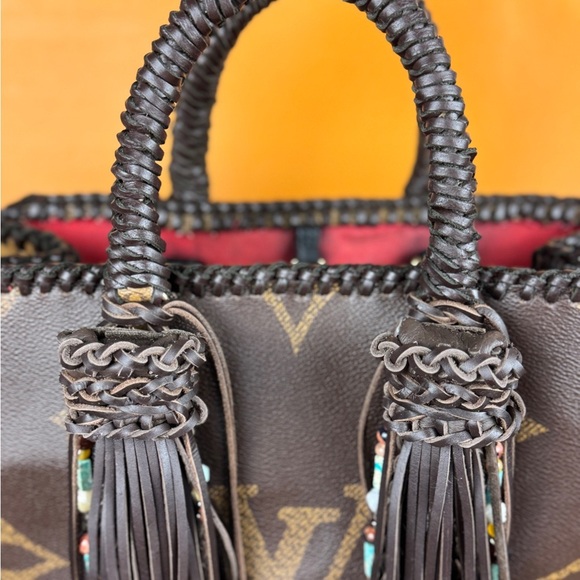 LOUIS VUITTON ON-THE-GO Brown Designer Tote Bag with Tassels UNIQUE - Picture 4 of 15